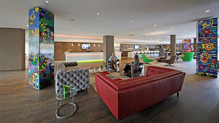 Couchlandschaft im Retro-Look und mit Fischer-Art verzierte Säulen
