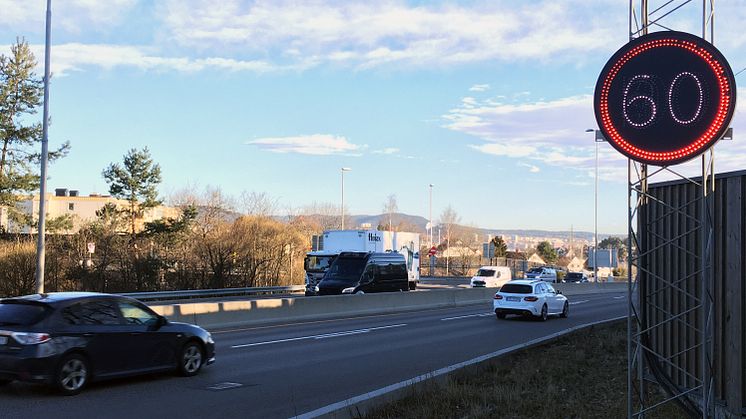 Miljøfartsgrensen gjelder for tiden i Oslo, her vist ved trafikkskilt langs E6 ved Manglerud.