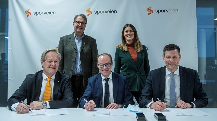 Foran f.v. Cato Hellesjø, sporveissjef, Lars Johan Andresen, CEO Siemens Mobility AS, Marc Ludwig, Head of RI MT i Siemens Mobility GmbH. Bak f.v. Per Magne Mathisen, konserndirektør for infrastruktur og eiendom i Sporveien og Sirin Stav, byråd iOslo