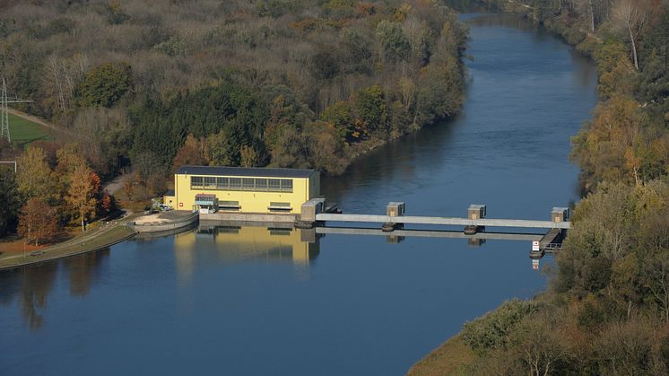 Die Staustufe am Kraftwerk Gundelfingen wird für Fische durchgängig. Nach der Staustufe Donauwörth entsteht nun in Gundelfingen die zweite von insgesamt sieben Fischwanderhilfen an den Kraftwerken zwischen Oberelchingen und Donauwörth. (LEW)