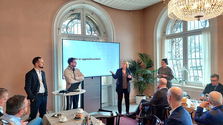 Martin Pagrotsky, vd på Nobina Sverige, Martin Giöbel, chef upphandling och hållbarhet på Västtrafik, Caroline Åstrand, vd MTR Nordic och Maria Stenström, moderator från 2030-sekretariatet.