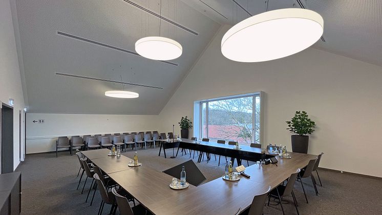 Foto: LTS Licht & Leuchten GmbH. Sitzungssaal im Obergeschoss der Gemeindeverwaltung mit abgehängten Lunata Leuchten von LTS.