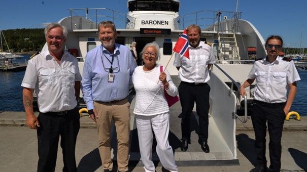 Kaptein Per Håkon Enoksen (f.v.), Tom Anders Ludvigsen, Tone Blix Brevig, maskinsjef Rune Kvernes og matros/billettør (snart navigatør) Niklas Nybakk. Foto: Tore Henning Larsen/Signalen