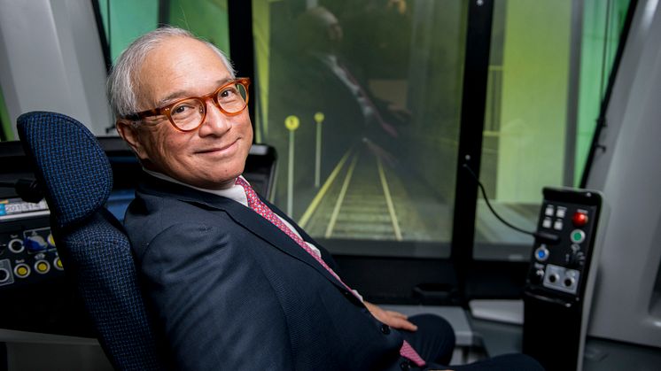 I körsimulatorn Dr. Raymond Chien