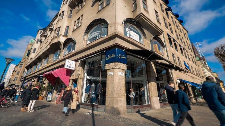 Kostymbutiken Sjölin öppnade sin första svenska butik på Stortorget 4 i Malmö