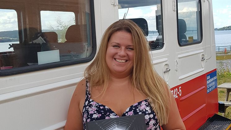 Emma Ivarsson använder järnvägen som metafor för livet. Nu släpper hon diktfotoboken "Rälsbrott" som hon gjort tillsammans med fotograf Sofia Dahlberg.