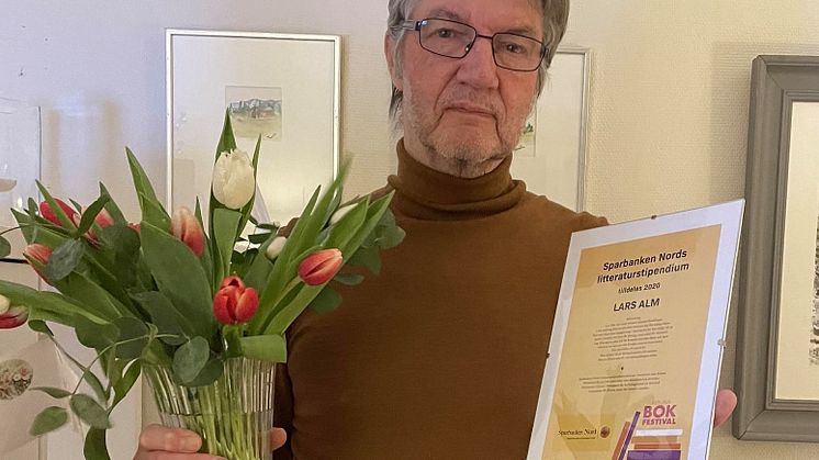 Lars Alm får Sparbanken Nords litteraturstipendium 2020 för sin kulturinsats för Kiruna. Foto: Irene Alm