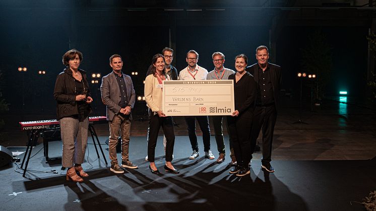 Elmia överlämnade en check på 515 941 till Riksinsamlingen för Världens Barn.