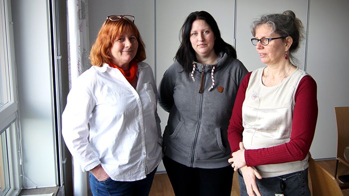 De demensansvariga distriktsskötersorna på Borgholms hälsocentral Marita Ahlby (till vänster) och Kajsa Friberg till höger. I mitten koordinatorn Jenny Berg.