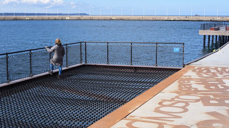 Den nya nätbalkongen Landgång sticker ut över havet intill konstverket Mikrokosmos. 