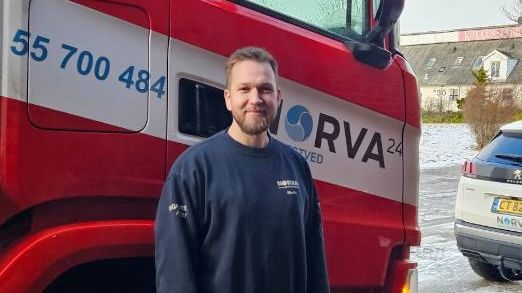 35-årige Martin Hansen fra Næstved har netop afsluttet sin læretid hos Norva24 Danmark, hvor han nu er fastansat spuleoperatør. Foto: Norva24 Danmark