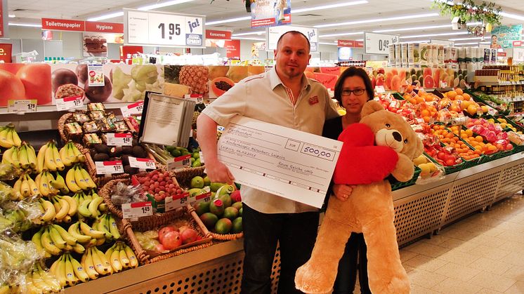 Spendenübergabe im Rewe-Markt Daniel Reiche