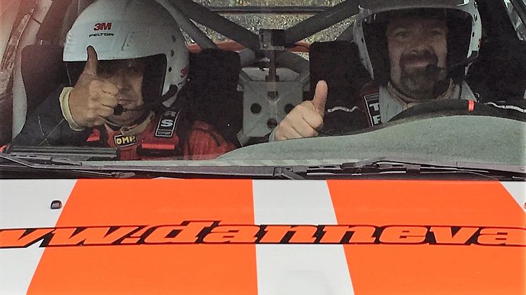 Team Dannevall med Nilsson till vänster och Fredrik bakom ratten.