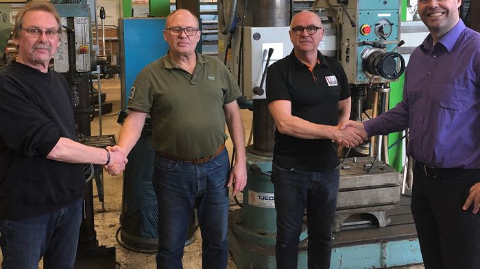 Lennart Jönsson och Kent Andersson från Voksab i mitten med Ulf Nilsson, Underhållschef Syd, Jernbro till vänster och Martin Berntsson, COO och Regionchef Syd, Jernbro till höger.