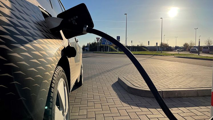 Nächster Halt: Realbetrieb. Im Projekt "BDL Next" forschen BMW, das Bayernwerk und weitere Partner in einem Feldversuch an bidirektionalem Laden mit E-Autos.