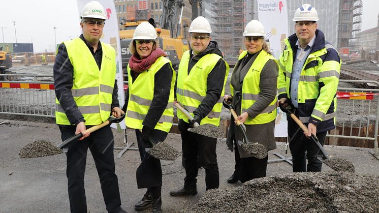 Första spadtagen för Brf Sydney togs av fr v Peter Nordman, Coop Väst, Johanna Frelin, vd Riksbyggen, Johannes Hulter, kommunalråd Göteborg, Lena Andersson, vd Älvstranden Utveckling och Tobias Ekstedt, distriktschef Skanska. Bild: Gösta Löfström