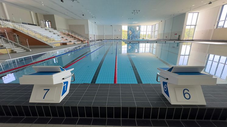 50 meters bassängen med startpallar.jpg