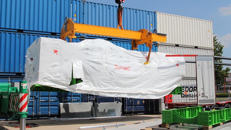 Insgesamt 40 Tonnen (36 t BHKW, 4 t Traverse) schweben wie von Geisterhand gehoben auf die Montageplattform..
