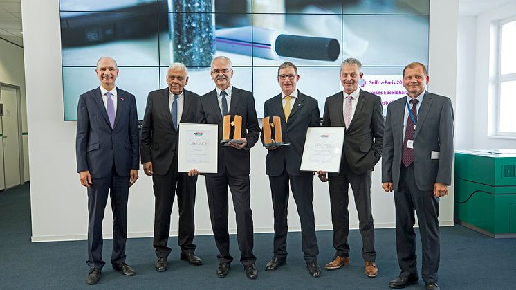 Karim Kudsi (3.v.l.) und Prof. Dr. Michael Herzog (4.v.l) erhielten gemeinsam den Seifriz-Preis 2017 des deutschen Handwerks.  © handwerk magazin