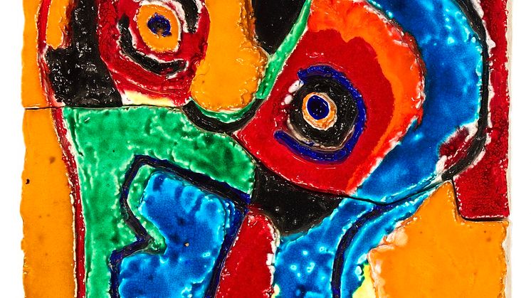 Karel Appel- Personnages. Sign. Appel, Delft. Relief af stentøj dekoreret med polykrom glasur. 52 x 41 x 5. – stor.jpeg