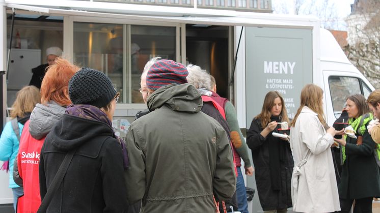 Svenska kyrkans Food truck-turné på Stortorget i Malmö söndagen den 23 mars