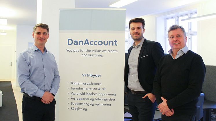 På billedet ses Business Area Director Tonni Nielsen fra Azets og de to partnere i DanAccount Semir Sirbubalo og Martin T. Bruun