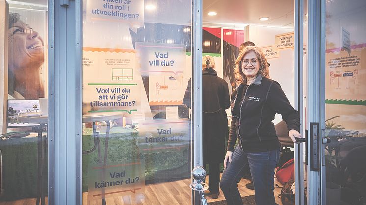 Mimers stadsdelsutvecklare Katarina Bilberg i glasboxen på torget i Skultuna, där boendedialoger hållits. 