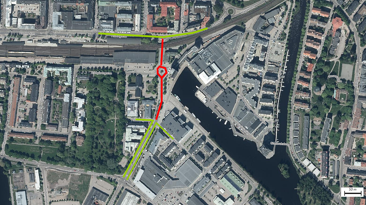 Grönt streck visar var du kan köra med bil. Rött streck visar var det är avstängt. Räddningstjänst, större godstransporter, turisttåg, gående och cyklister kommer ta sig fram i byggområdet.