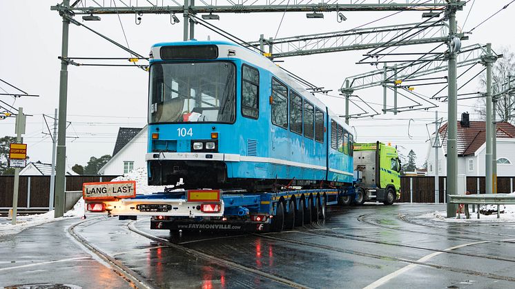 Blir nye råvarer: Tirsdag forlot vogn 104 trikkebasen til Sporveien på Holtet i Oslo. Ferden gikk til Fredrikstad der trikkene blir demontert. Noen av delene blir smeltet om til nye vedovner. Foto: Alf Simensen NTB / kommunikasjon
