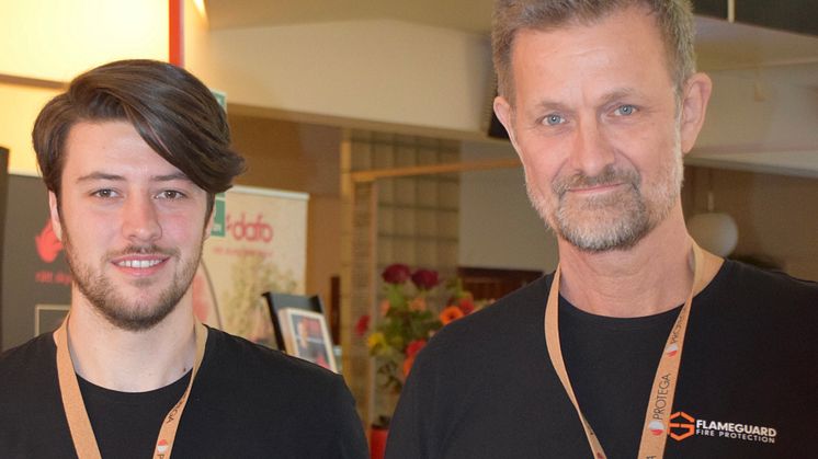  På den svenska marknaden samarbetar Inca AB med Flameguard när det gäller byggnadstekniskt brandskydd. Tillsammans har företagen utvecklat ett nytt brandtätningssystem. På bilden; Simon Schumacher och Peter Ekström på Brandskydd 2022 i Stockholm. 