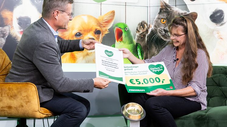 Burgenländisches Tierschutz-Engagement des Jahres: Hermann Aigner, Geschäftsführer Fressnapf Österreich, übergibt den Goldenen Fressnapf an Dr. Claudia Herka vom Tierheim Parndorf