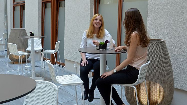 Atrium mit Sitzmöglichkeiten