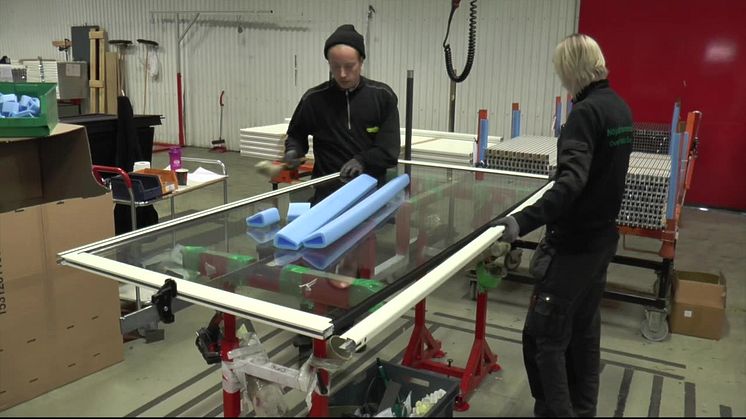 Reportage från tillverkning av uterumsdörrar hos Skånska Byggvaror