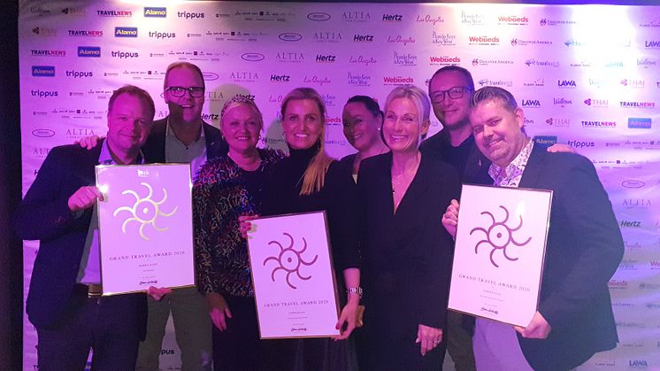 Norwegians salgsteam med de tre prisene fra Grand Travel Awards