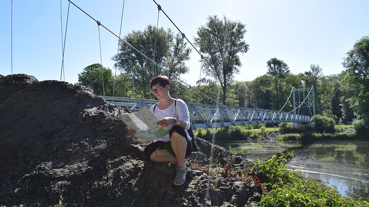 Wanderin bei der Hängebrücke in Grimma - Foto: Stadt Grimma