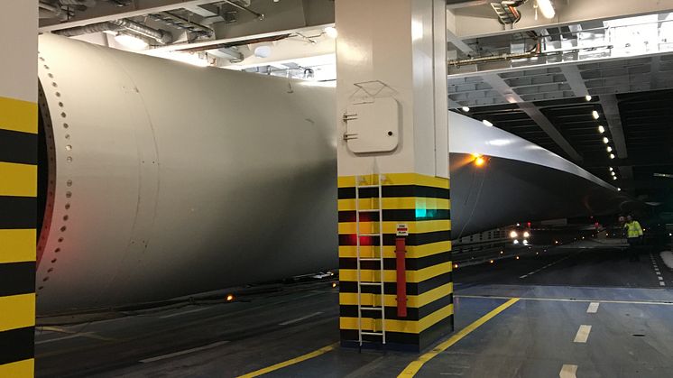 Den gigantiske vindmøllevinge på M/F Berlin.