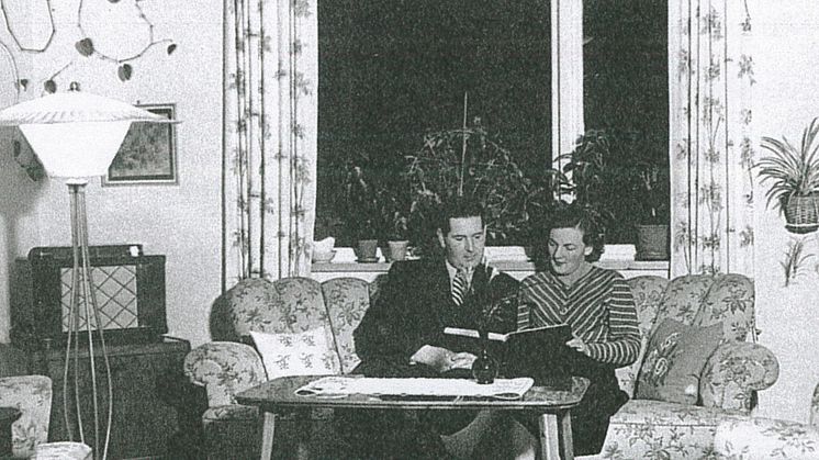 Kerstin och Erik i sitt vardagsrum i kv Lyckan på 50-talet. 