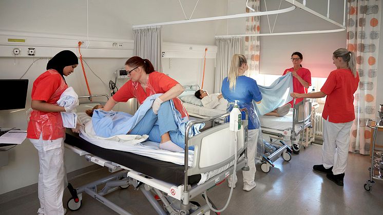 Studenter genomför olika övningar under en lektion på Sjuksköterskeprogrammet. Foto: Högskolan i Skövde