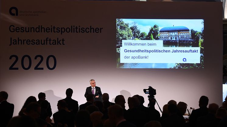 apoBank-Chef Ulrich Sommer begrüßt die rund 500 Gäste im Düsseldorfer Ständehaus