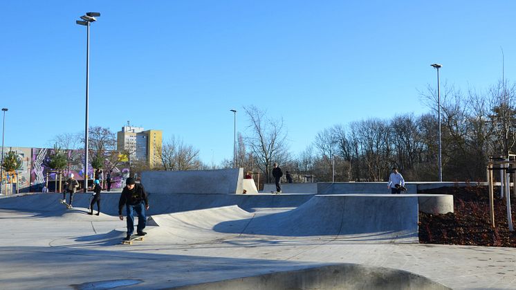 Der neue Skatepark "Parkallee" in Leipzig Grünau lockt zahlreiche Skater an - Foto: Karolin Kelm