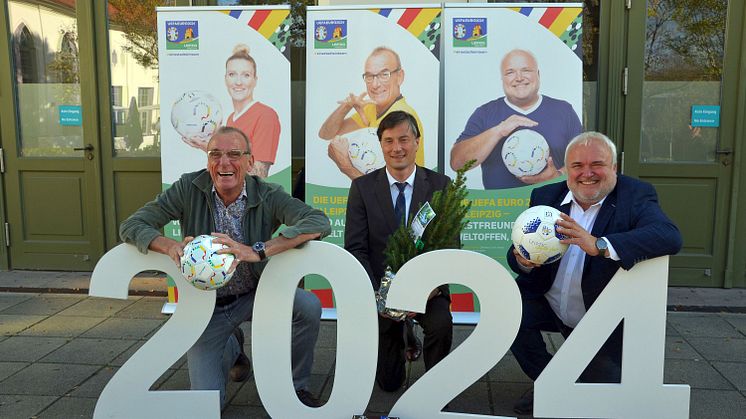 Jürgen Zielinski, Heiko Rosenthal und Prof. Dr. Jörg Junhold freuen sich auf die UEFA Fußball-EM 2024™ in Leipzig - Foto: Theresa Wappes