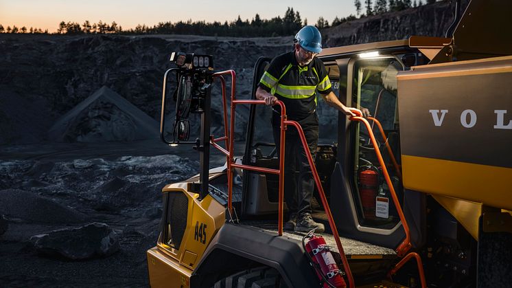 Belyst insteg på Volvos nya dumperserie