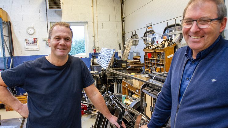 Godt humør hos de to som utgjør eierne, styret og ledelsen i Møklegård Printshop. Richard og Morten har jobbet sammen siden "nitten hundre og pil og bue", som de sier selv. Og faktisk er også maskinparken i bakgrunnen i bruk oftere enn du tror.