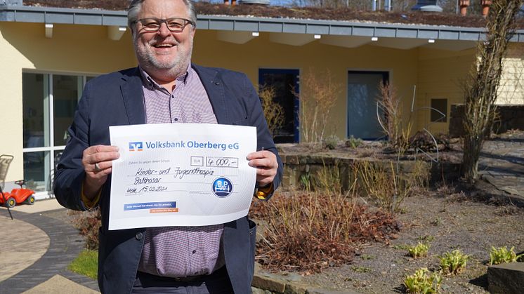 Hospizleiter des Kinder- und Jugendhospiz Balthasar in Olpe, Rüdiger Barth, ist dankbar für die Spende von BPW.