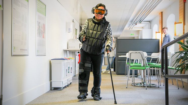 Äldredräkten Gert gör dig gammal och stel, och nytänkande. På måndag blir det premiär för dräkten under innovationsdagarna ToY Imagine.