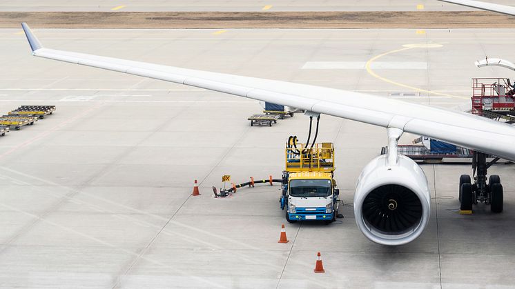 Ved at blande bæredygtigt flybrændstof (SAF) i flyenes brændstof mindskes udledningen af drivhusgasemissioner med 30 procent.