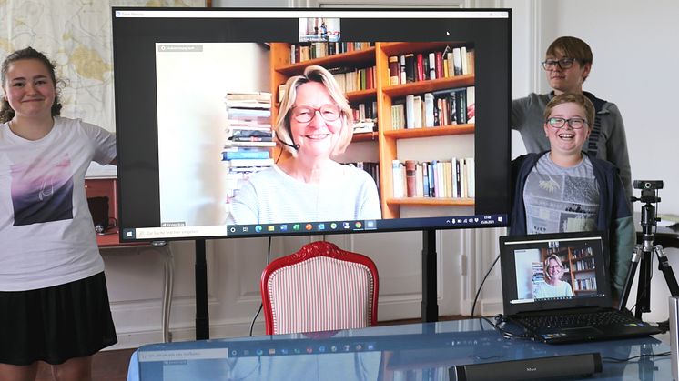 Gut unterhalten haben sich Johanna sowie Leonard und Henner mit Autorin Kirsten Boie