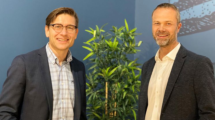 Dag Øyvind Lien fra Ambita (tv) og Frode Eek fra Holte (th) forteller om samarbeidet mellom Ambita og Holte.