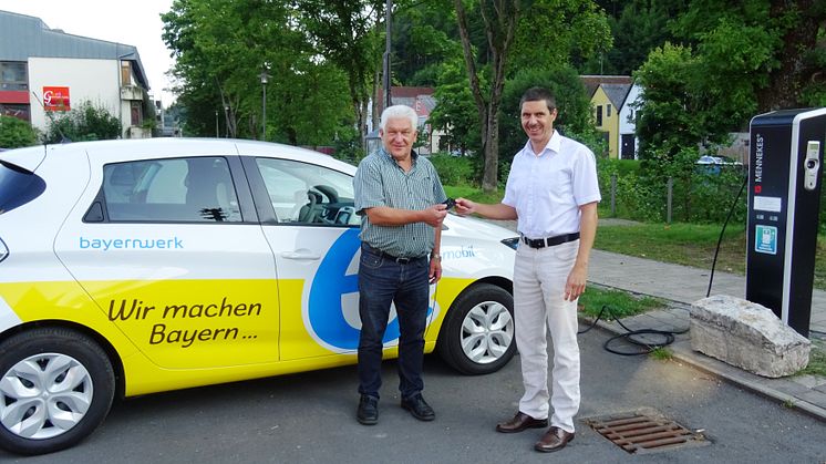 Bayernwerk-Kommunalbetreuer Burkhard Butz (r.) übergibt den Schlüssel eines Renault Zoé aus dem Bayernwerk-Fuhrpark an Waischenfelds Ersten Bürgermeister Edmund Pirkelmann (l.).