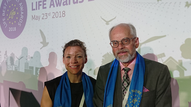 Johanna Gardeström and Christer Nilsson in the projector light during the prize ceremony in Brussels.